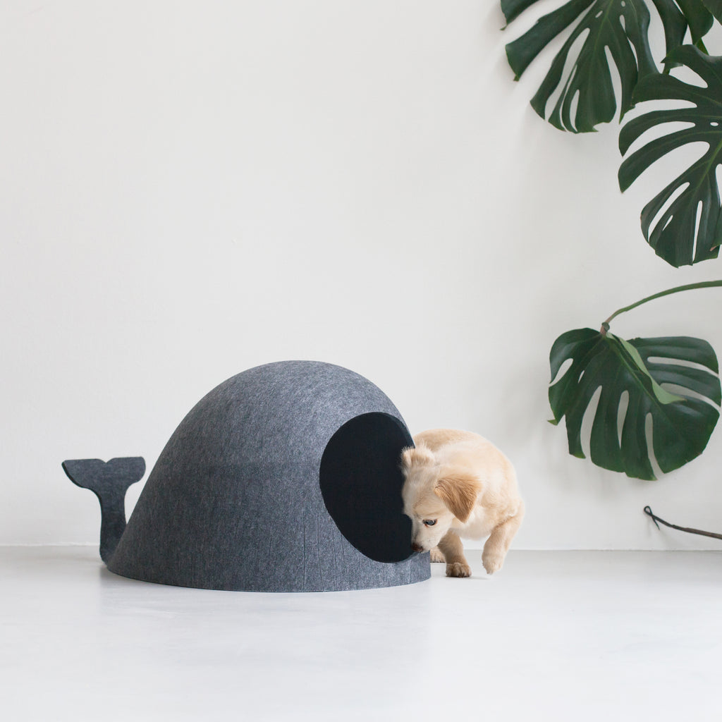 Sustainable whale pet house and bed in black 